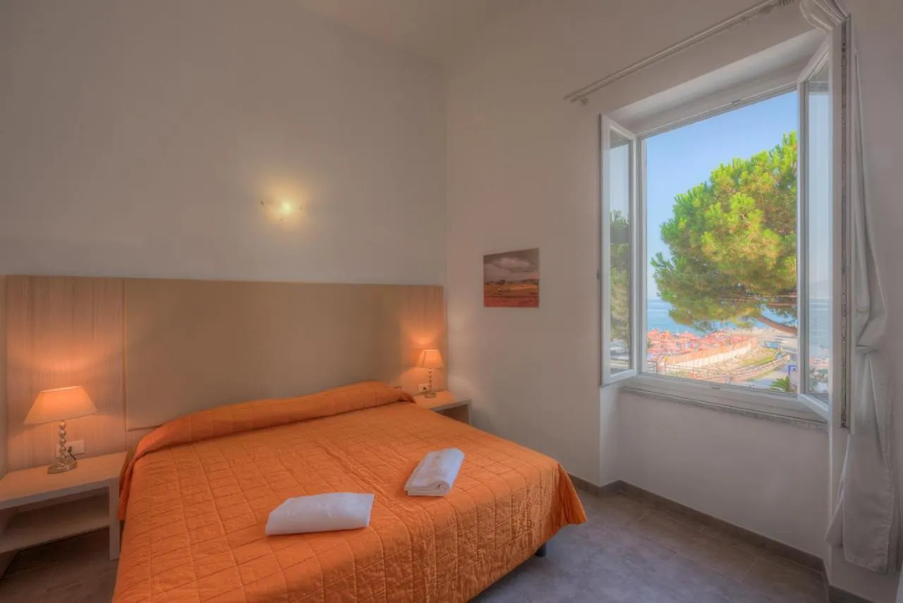 Affittacamere Da Flo Monterosso al Mare 3*,  Italy